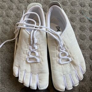 Peluva Women’s White Toe Sneakers 8 1/2